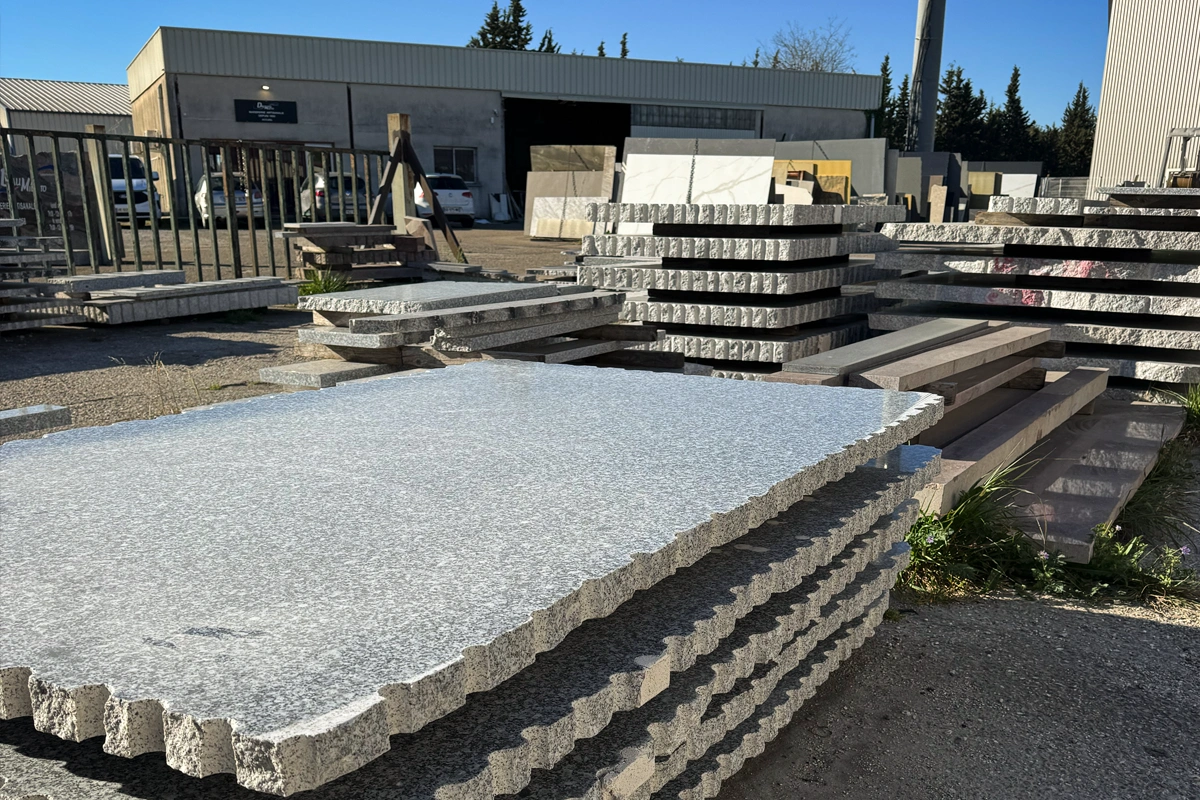 Vue de l’atelier de la marbrerie Daumas Miletto en cours de travail