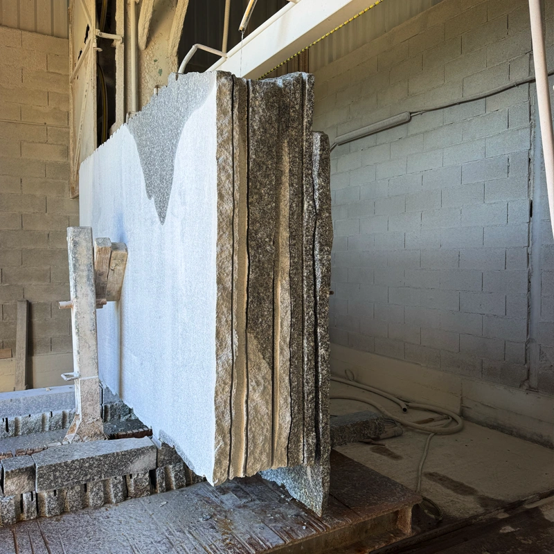 Découpe d’un bloc de pierre dans l’atelier Daumas Miletto