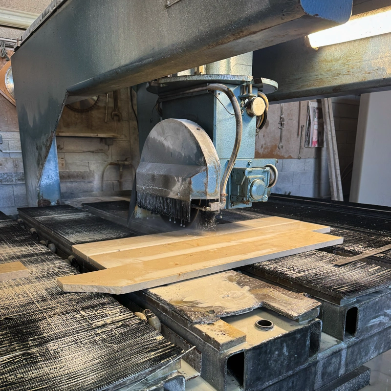 Découpe de pierre dans l’atelier de la marbrerie