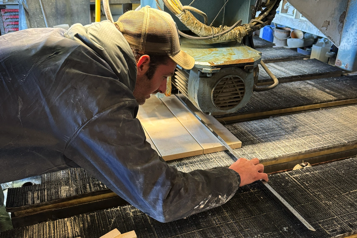 Nicolas au travail dans l’atelier de la marbrerie Daumas Miletto