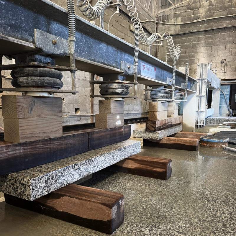 Polissage d’une pièce en pierre dans l’atelier