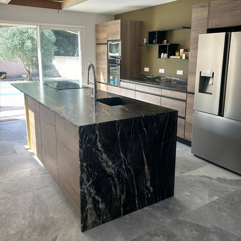 Cuisine sur mesure avec plan de travail en marbre
