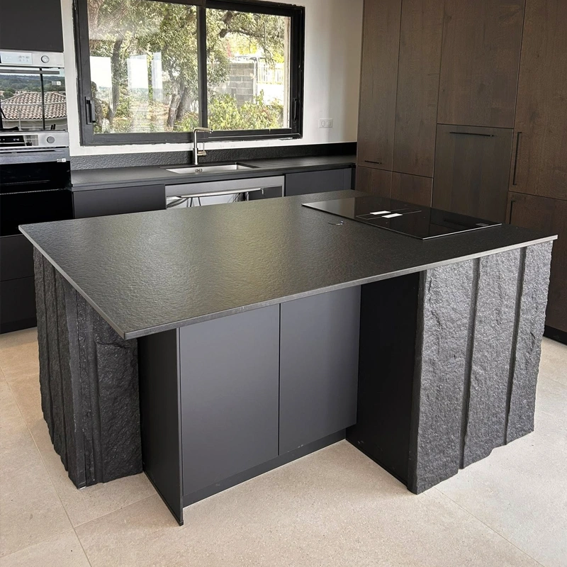 Cuisine noire sur mesure avec pierre naturelle