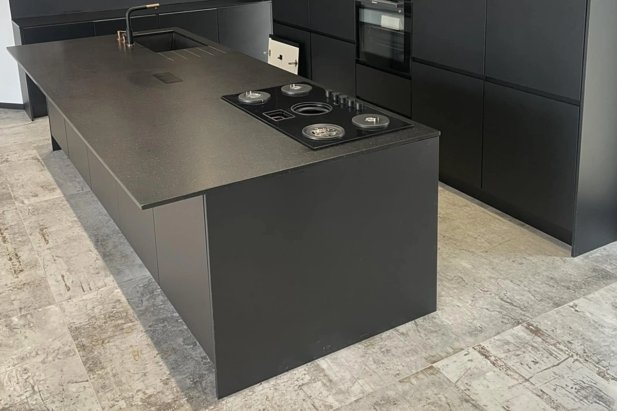 Cuisine noire sur mesure avec plan de travail en pierre