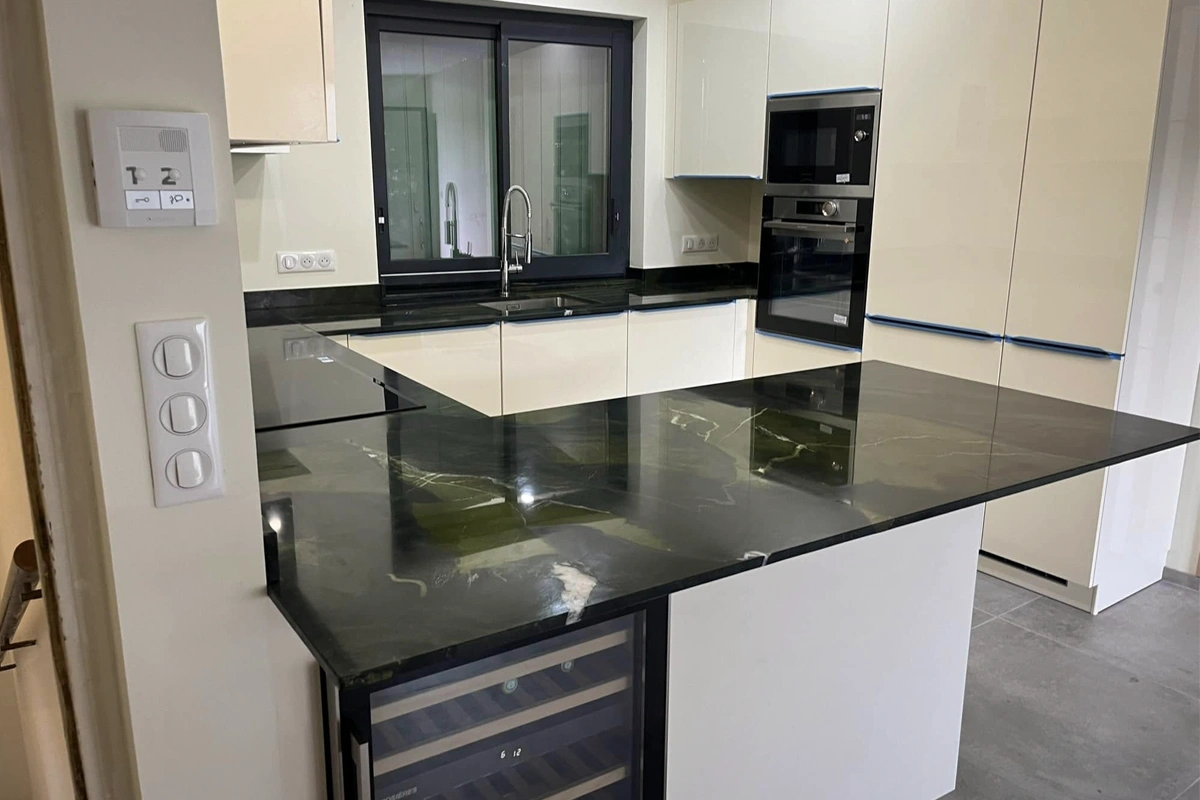 Cuisine sur mesure avec plan de travail en pierre naturelle