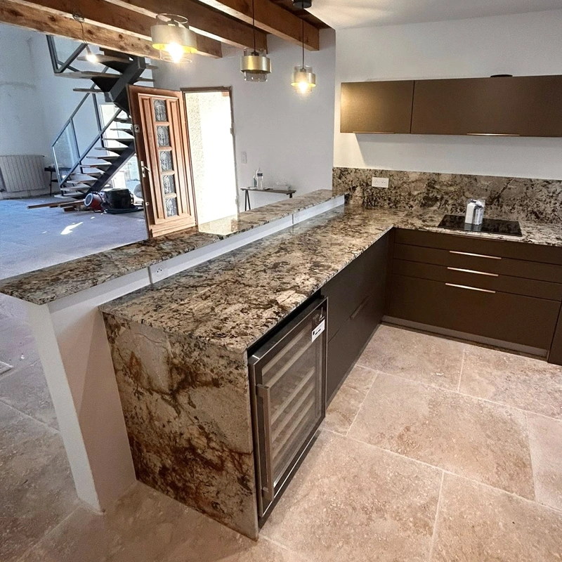Détail d’une cuisine sur mesure en pierre naturelle