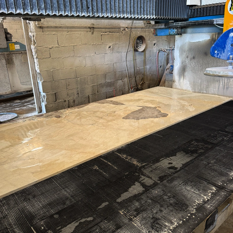 Plaques de pierre naturelle présentées dans l’atelier