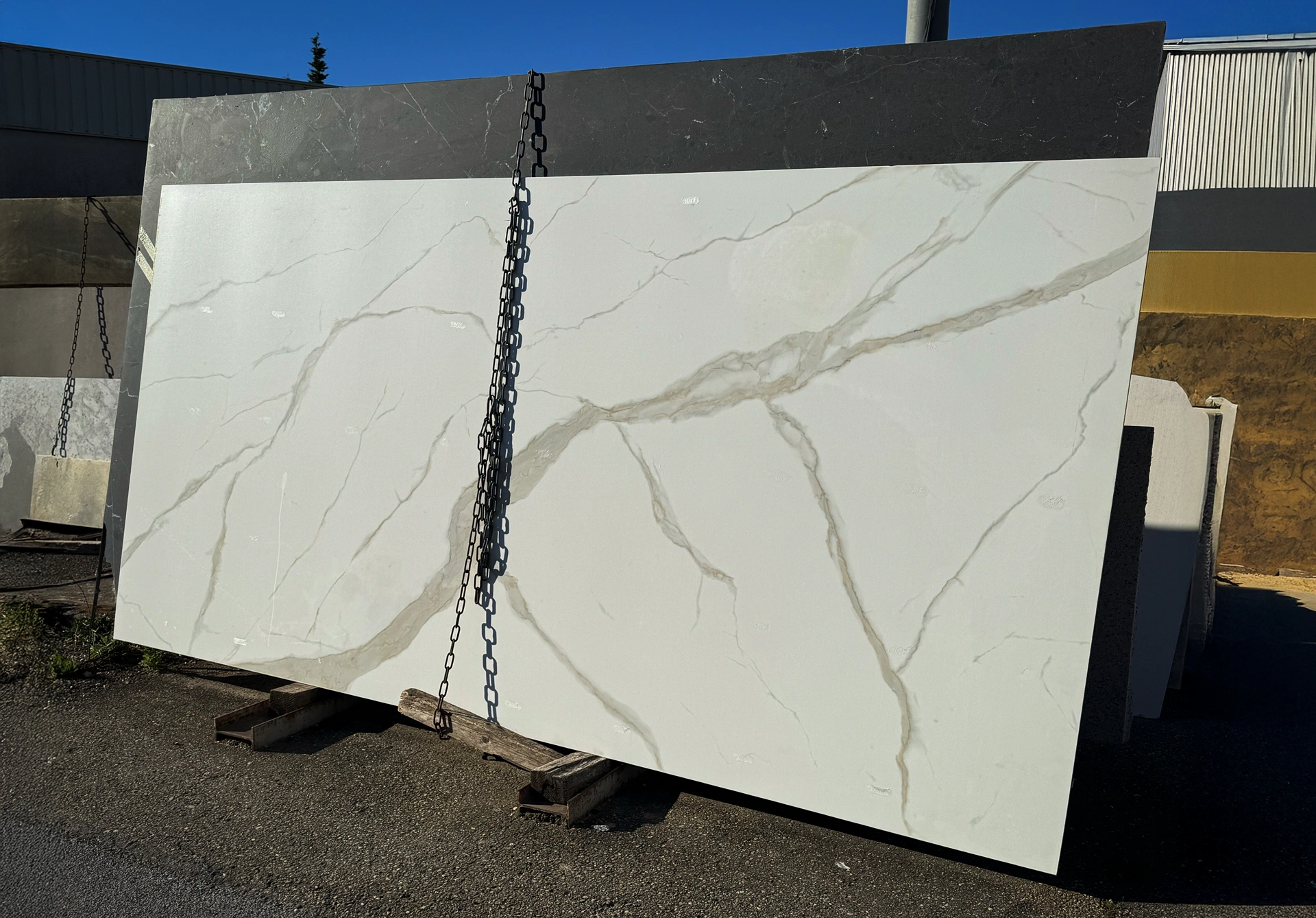 Plaque de pierre naturelle avec nuances et veinage