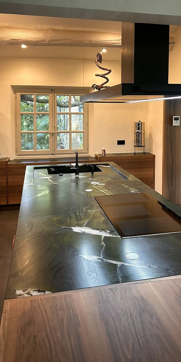 Cuisine sur mesure en pierre naturelle réalisée par Daumas Miletto Design