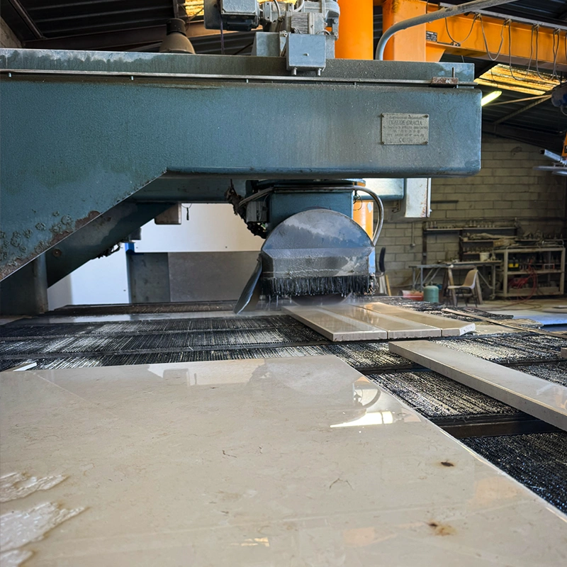 Découpe de pierre en cours dans l'atelier